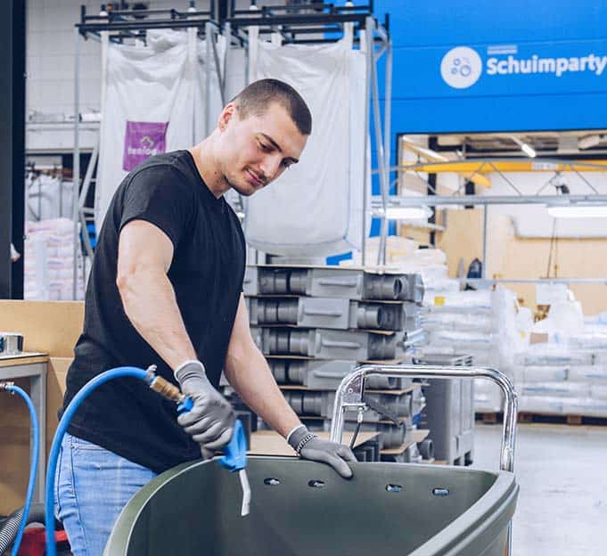 Mannelijke medewerker met spuitslang